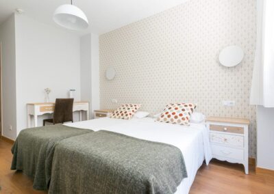 Habitación doble decorada en tonos neutros en Hotel Costa Verde