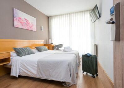 Habitación doble decorada en tonos grises en Hotel Costa Verde